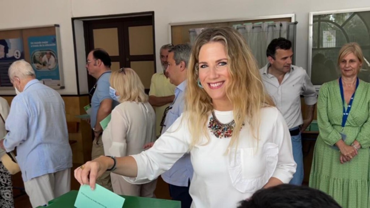 Ana Mestre, cabeza de lista del PP en Cádiz, deposita el voto en la urna