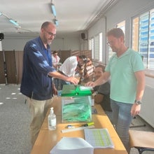 El presidente del PP Almonte, Miguel Ángel Jiménez, vota en su colegio electoral