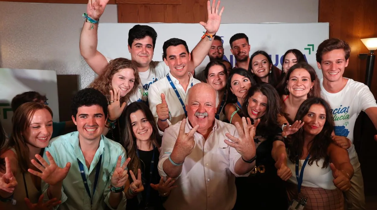 Jesús Aguirre, con parlamentarios y militantes del PP, tras conocer el resultado