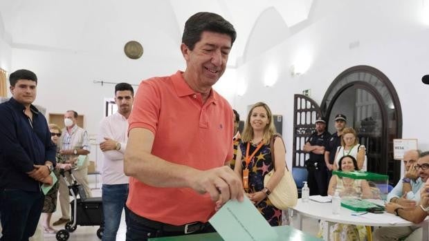 Juan Marín acude a votar convencido de que «vamos a tener grupo parlamentario»