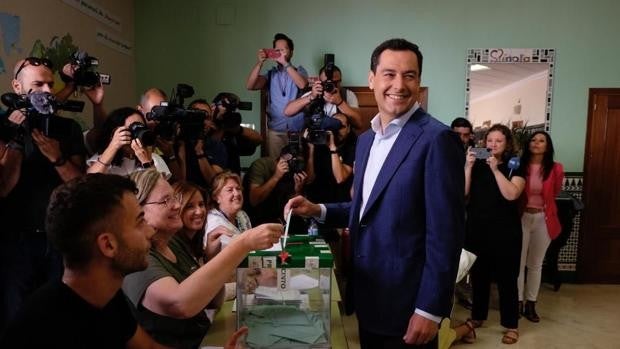 Moreno ejerce su voto en Málaga: «Voy a ponerme una serie de acción para desconectar hasta las ocho»