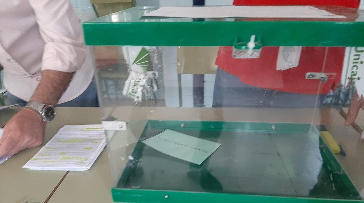 Primera papeleta depositada en la urna de un colegio electoral de Jaén