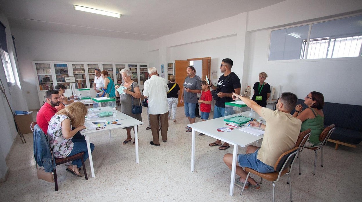 Varias personas aguardan cola para votar en un colegio de Algeciras