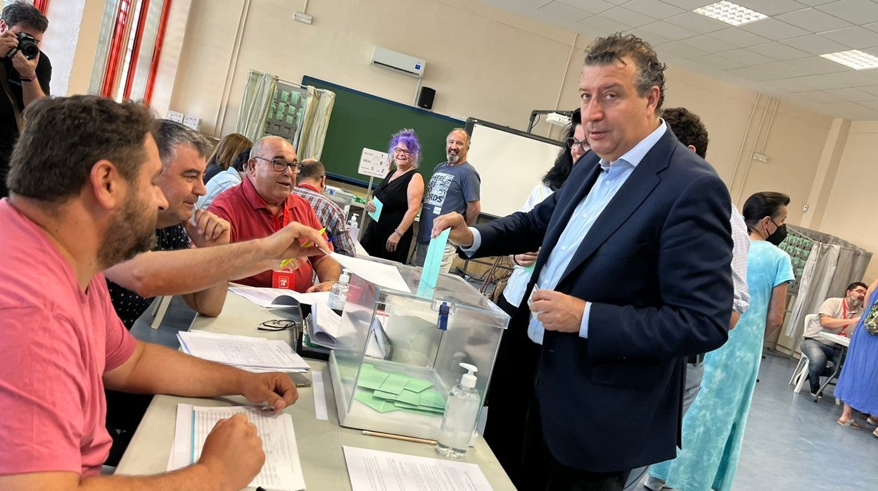 Javier Fernández, secretario provincial del PSOE-Sevilla, ejerciendo su derecho al voto