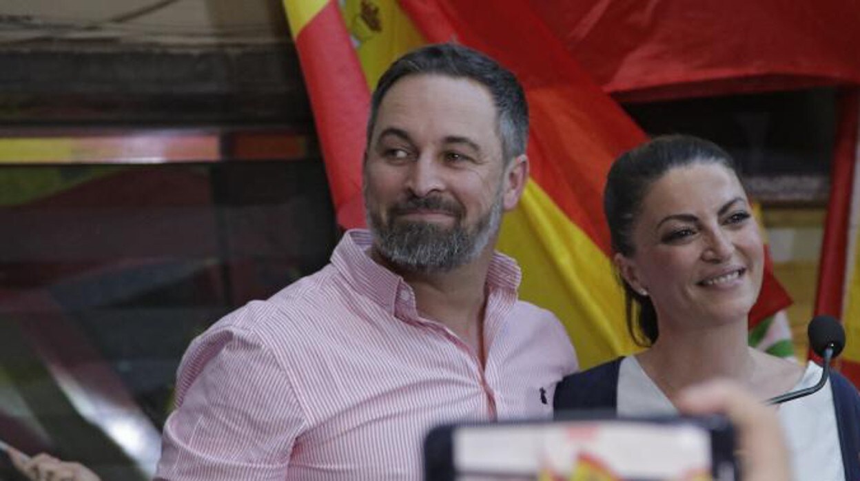 Macarena Olona y Sanrtiago Abascal en un acto electoral en Sevilla