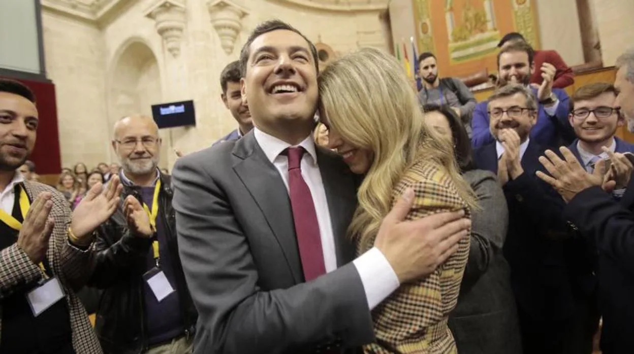 Juanma Moreno abraza a su esposa, Manu Villena, tras su investidura en 2019