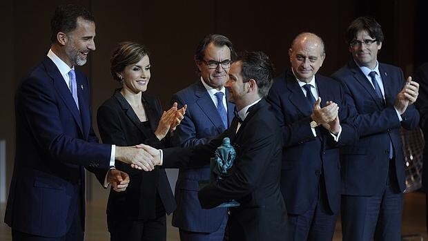 Los Reyes, en la entrega de los premios Princesa de Girona con Artur Mas, Jorge Fernández Díaz y Carles Puigdemont