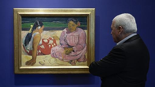 Un visitante contempla las «Mujeres de Tahití» de Gauguin