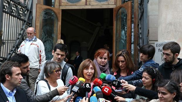 Dolores Agenjo, la directora de instituto que se negó a ceder las llaves de su centro para las elecciónes del 9N, atiende hoy a los medios