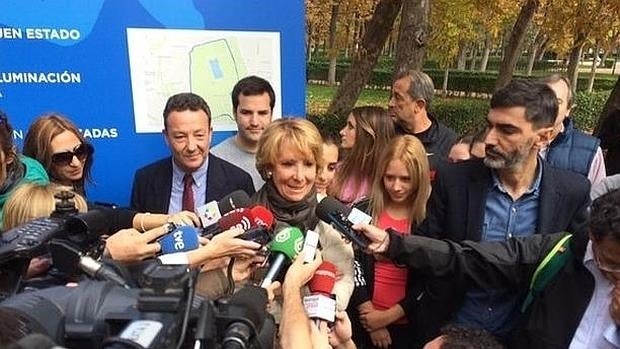 Esperanza Aguirre responde a la prensa tras presentar en el Retiro un plan para mejorar los circuitos «runners»