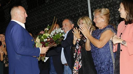 Espuch estaba visiblemente emocionado cuando recibió las flores