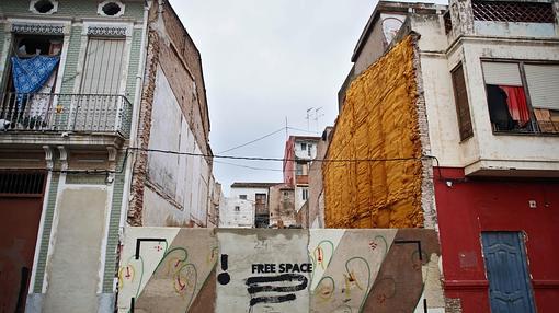 Imagen de dos viviendas separadas por un solar municipal