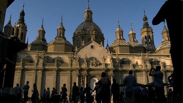 Miles de personas pasan a diario por la zaragozana Basílica del Pilar