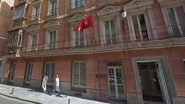 El edificio que alberga a los grupos municipales, en la calle Mayor, 71