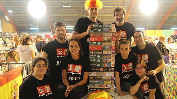 Fernando Iglesiasa con el dedo índice levantado, se fotografía con sus compañeros de selección