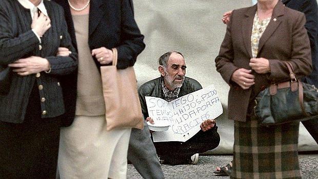 Indigente pidiendo limosna en una calle de Zaragoza