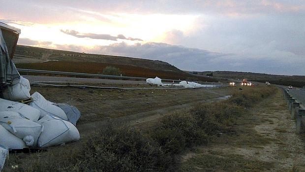 La carga química que transportaba el camión accidentado, antes de ser recogida