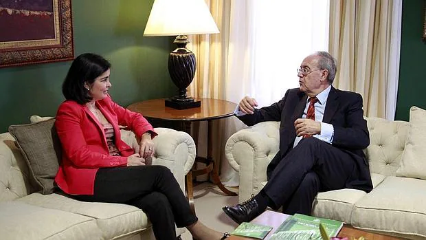 El fiscal superior de Canarias, Vicente Garrido, conversa, este martes, con la presidente del Parlamento, Carolina Darias