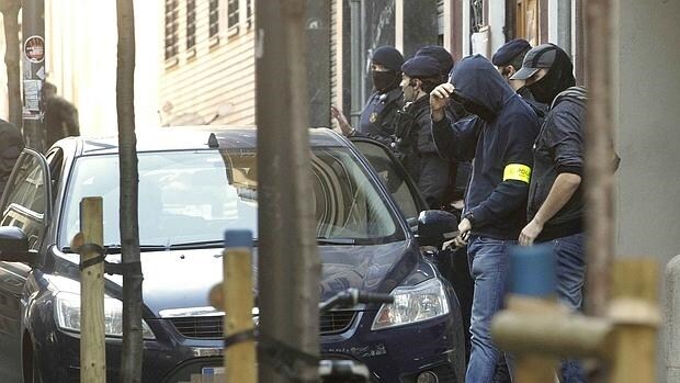 Los Mossos d'Esquadra han detenido desde primeras horas de hoy a nueve personas en Barcelona y Manresa (Barcelona)