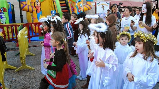 Niños vestidos de santos y ángeles en la fiesta de Holywins del pasado año