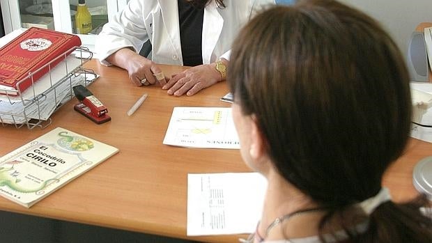 Una mujer denuncia a su médico por decirle que ser lesbiana es «anormal»