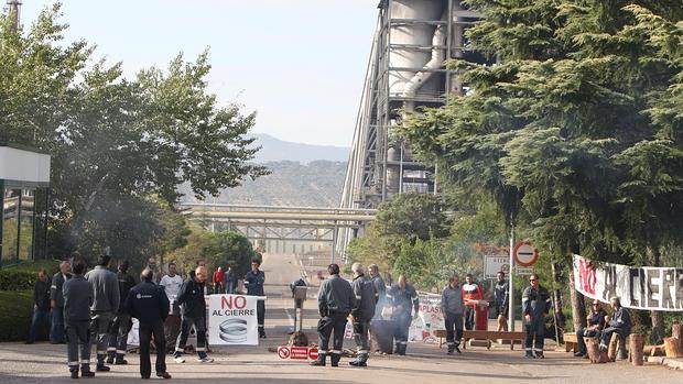 Los trabajadores siguen cortando la carretera durante media hora cada día