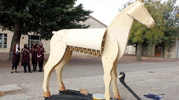 El rector retira la tela que cubría al caballo