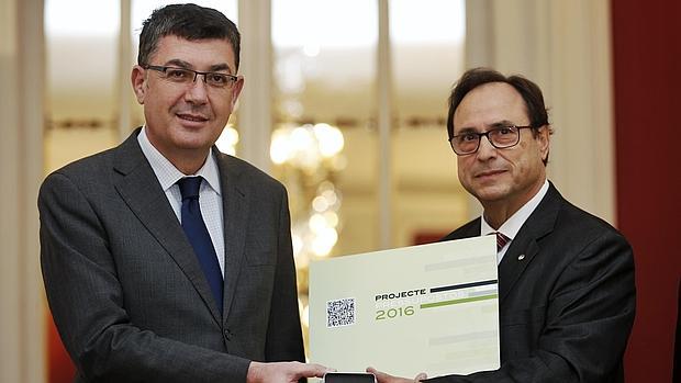 Vicent Soler, junto con Enric Morera, durante la entrega de los presupuestos