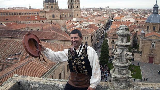 El Mariquelo honra a Santa Teresa en su tradicional subida a la torre de la Catedral de Salamanca