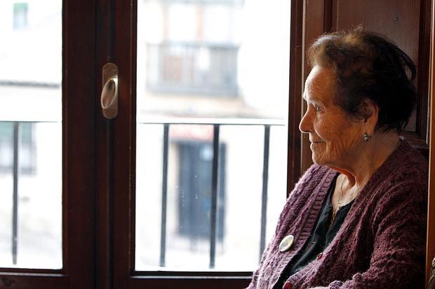 Victoria García, en la ventana de su casa del Arrabal