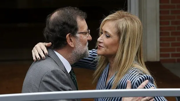 Rajoy y Cifuentes se saludan a la puerta de La Moncloa