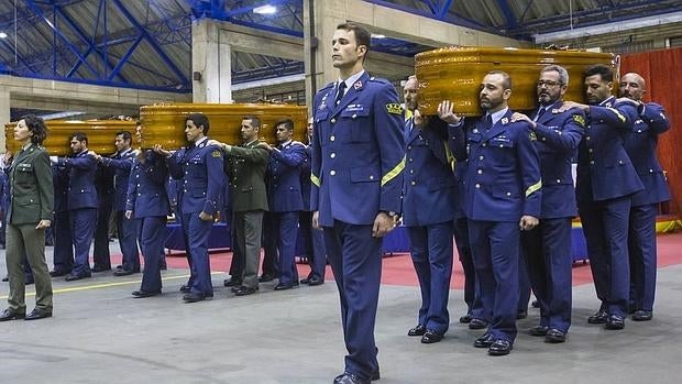 Los féretros de los tres militares, ayer en la Base Aérea de Gando