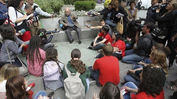 Juan Pablo Wert impartió clases en la calle como modo de protesta