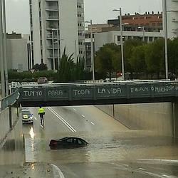 Un coche atrapado en Torrent