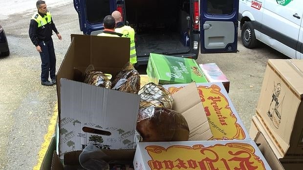 Los municipales donan más de 300 kilos de comida de sus bares, cerrados por una presunta «caja B»