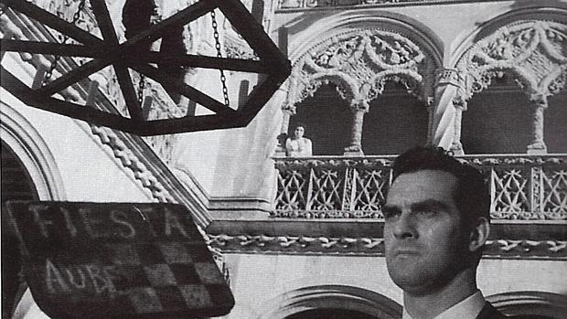 Robert Arden, en el claustro del Colegio de San Gregorio de Valladolid, durante el rodaje de «Mister Arkadin»