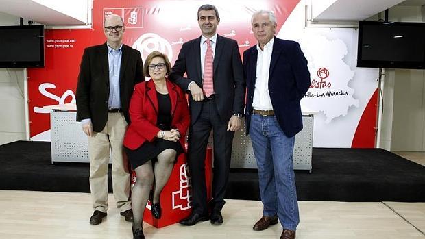Los diputados Alejandro Alonso y Guadalupe Martín y el senador José Miguel Camacho junto al secretario provincial del PSOE, Álvaro Gutiérrez