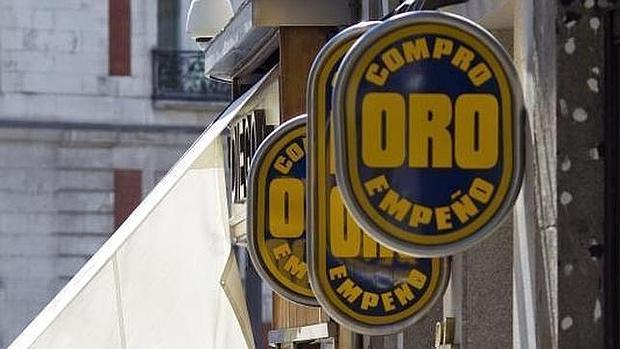 Carteles de un establecimiento de compraventa de oro