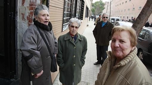 Pensionistas en un barrio de Zaragoza