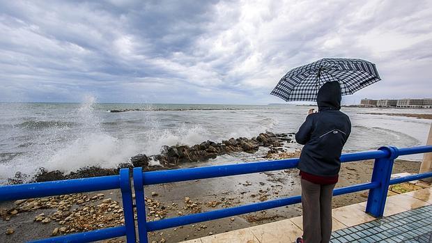 Imagen de la playa de El Postiguet durante el temporal del lunes