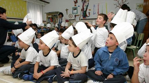 Adolfo Muñoz cocina para los niños del colegio Santiago el Mayor