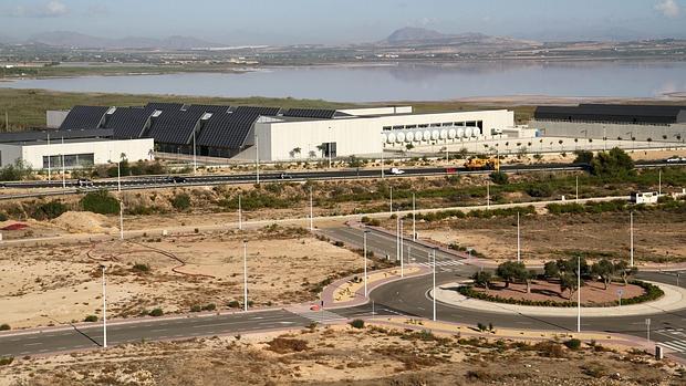 Imagen de la desaladora de Torrevieja con las salinas al fondo