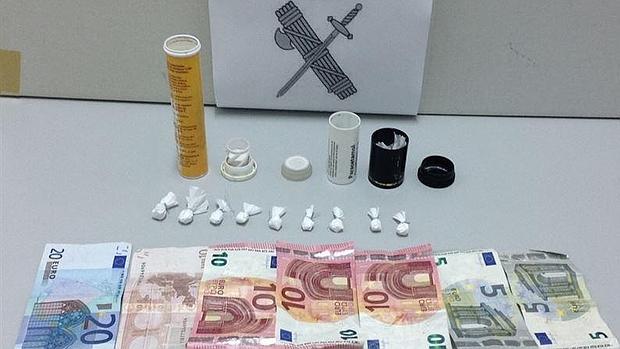 Imagen cedida por la Guardia Civil de la droga y el dinero de los que se incautó durante la operación