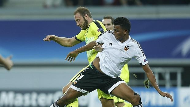 Aderlan Santos en el partido ante el KAA Gent