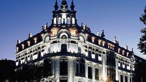 La fachada del edificio iluminada al atardecer