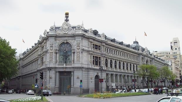 Cerrada una parte de la acera del Paseo del Prado por las obras en el Banco de España