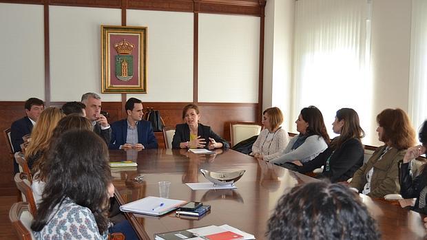 La Junta se compromete a revisar las plazas del centro de mayores de Cabanillas del Campo