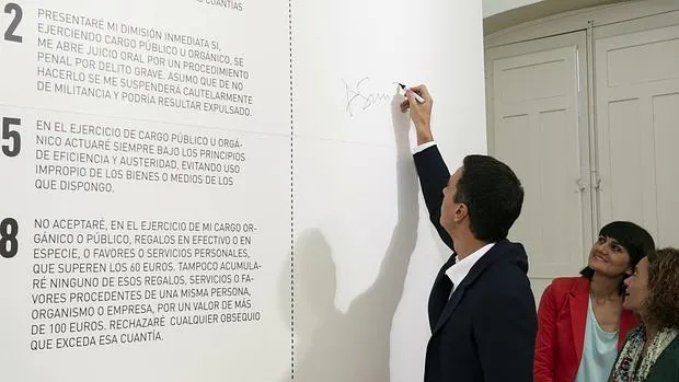 Pedro Sánchez, en la firma del código ético del PSOE