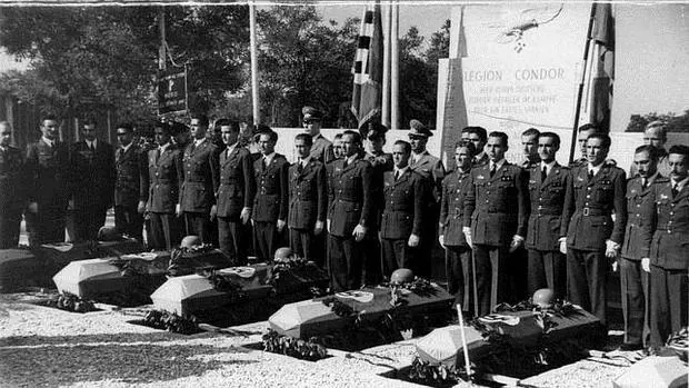 Entierro de los ocho pilotos de la Legión Cóndor, enterrados en el cementerio de La Almudena