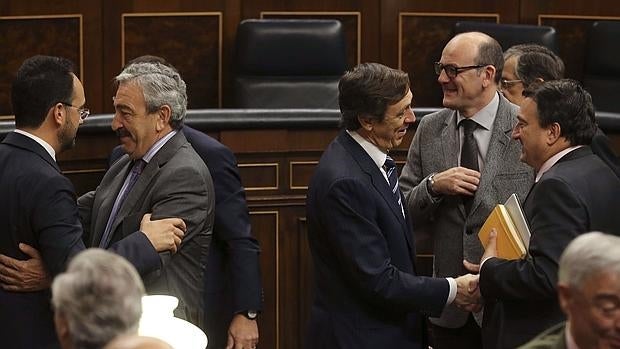 Los diputados se despiden al finalizar la última sesión del Congreso, el 21 de octubre